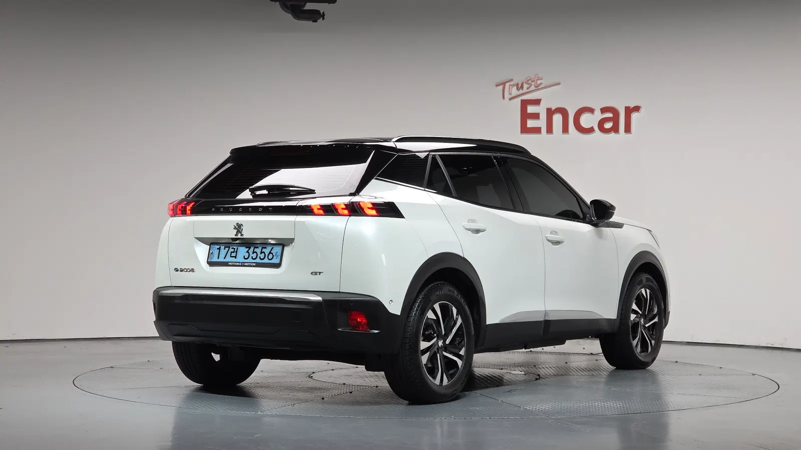 Peugeot e-2008 2e génération EV GT 2022 — photo 1 sur 34