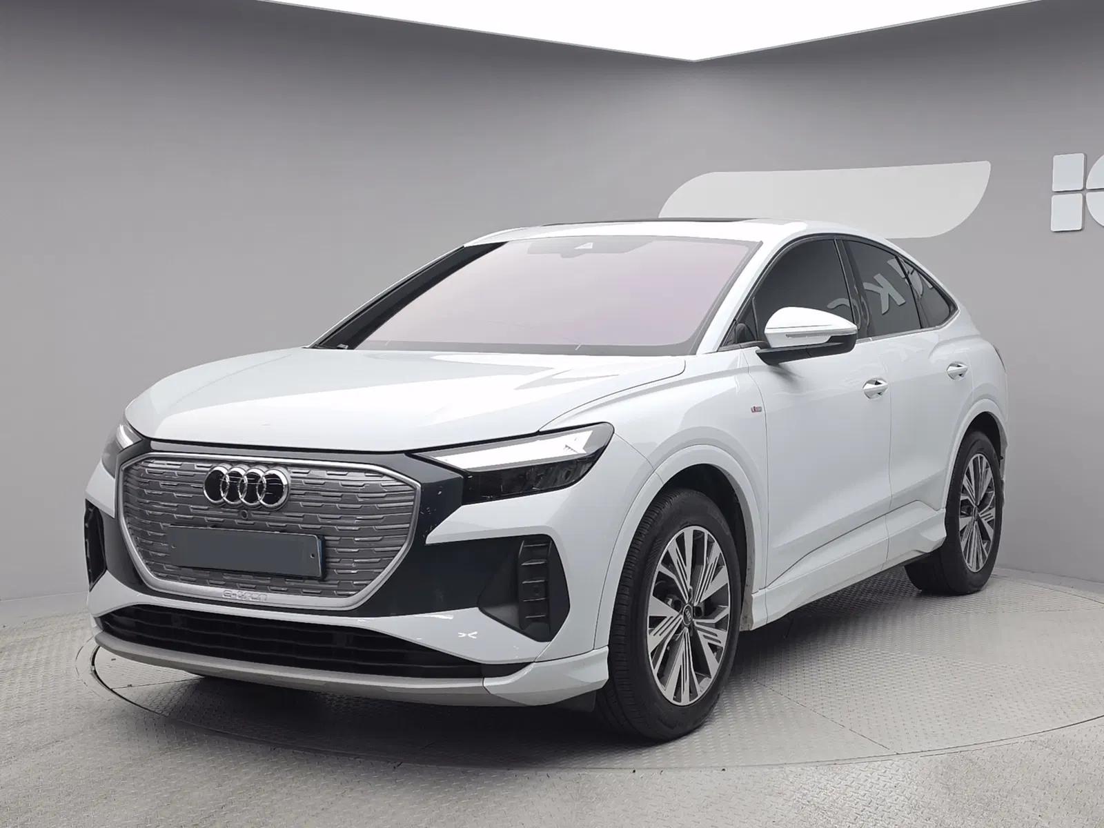 Audi Q4 e-tron (F4) 40 Sportback 2023 — photo 1 sur 26