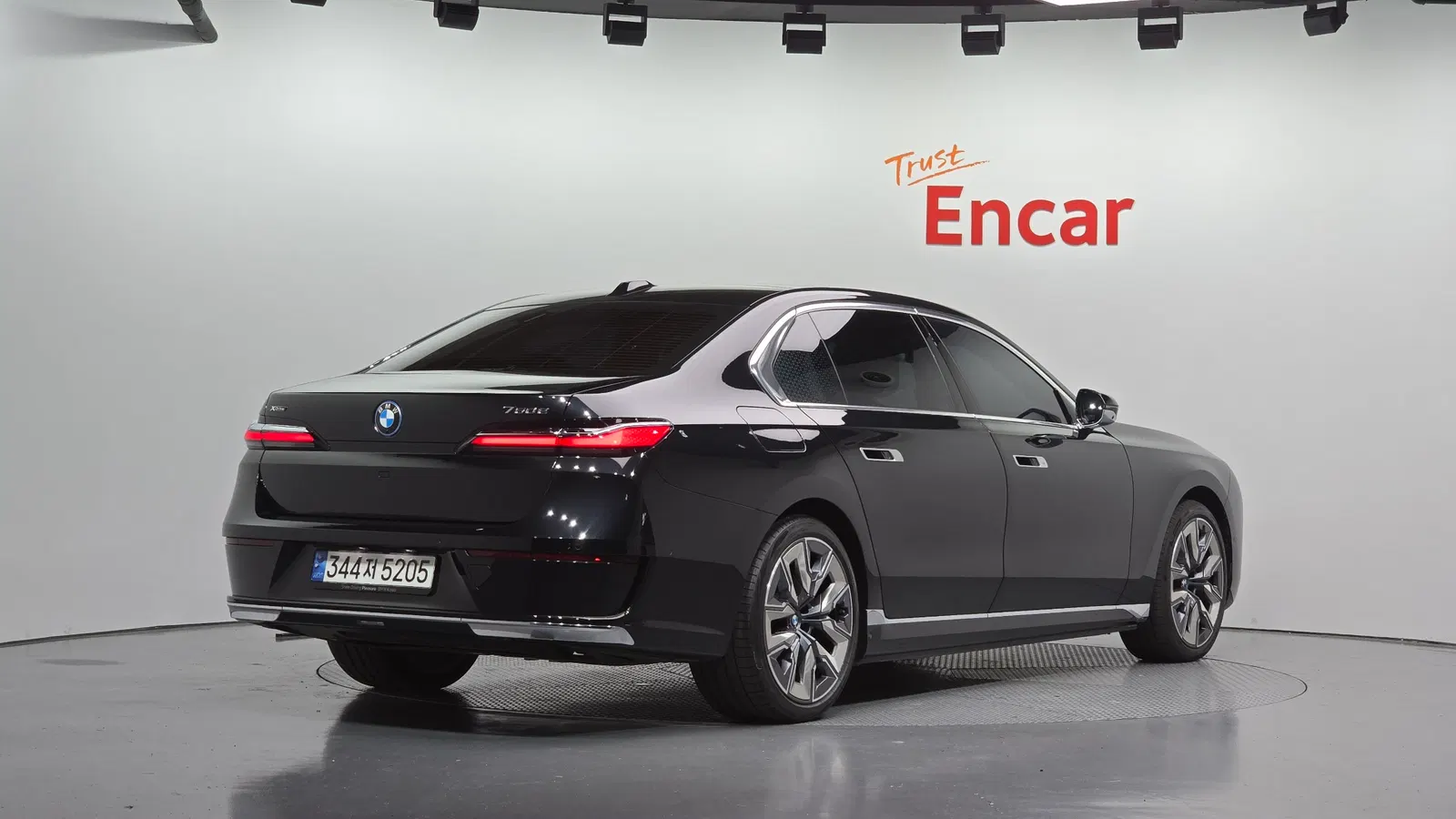 BMW Série 7 (G70) 750e xDrive Design Pure Excellence 2023 — photo 1 sur 30