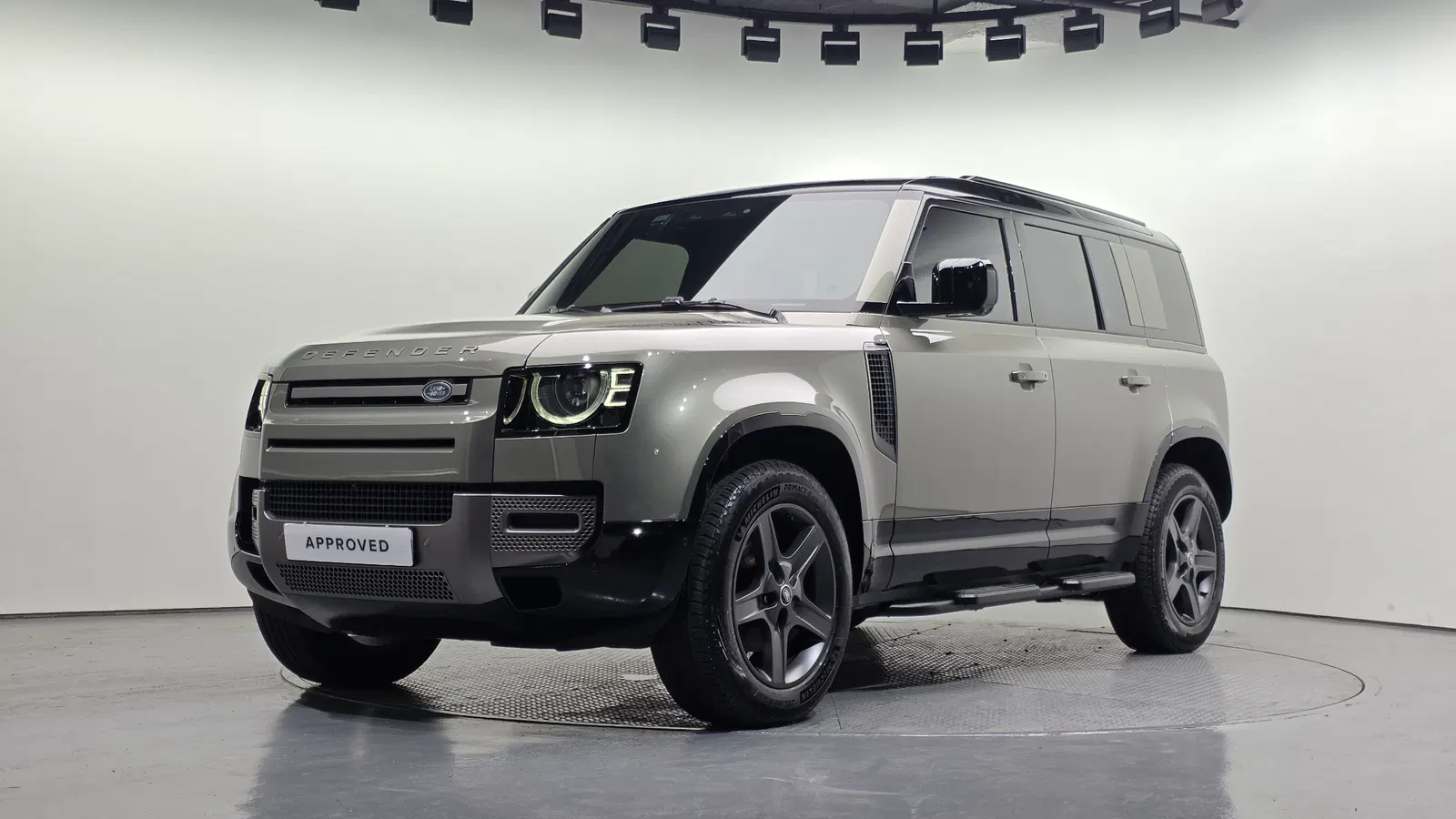 Land Rover Defender (L663) 110 P300 X-Dynamic SE 2025 — photo 1 sur 20