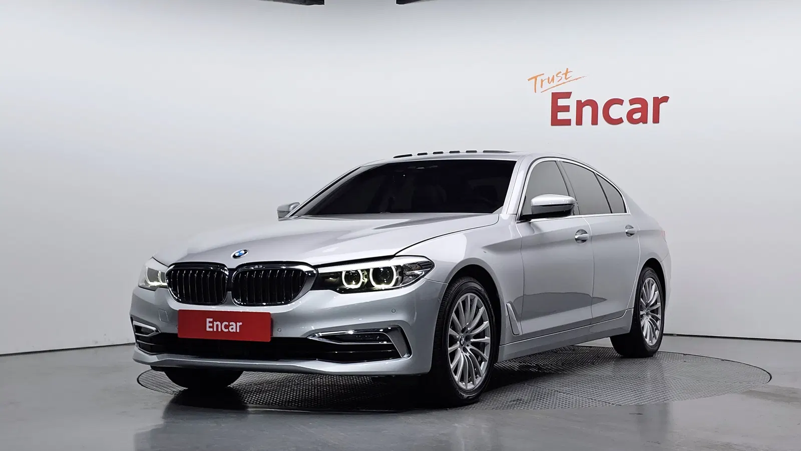 BMW Série 5 (G30) 520i Luxury 2020 — photo 1 sur 26