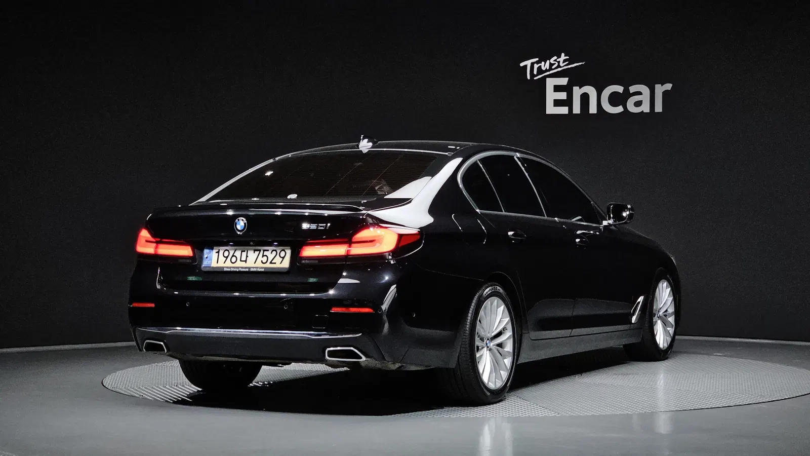 BMW Série 5 (G30) 520i Luxury 2021 — photo 1 sur 33