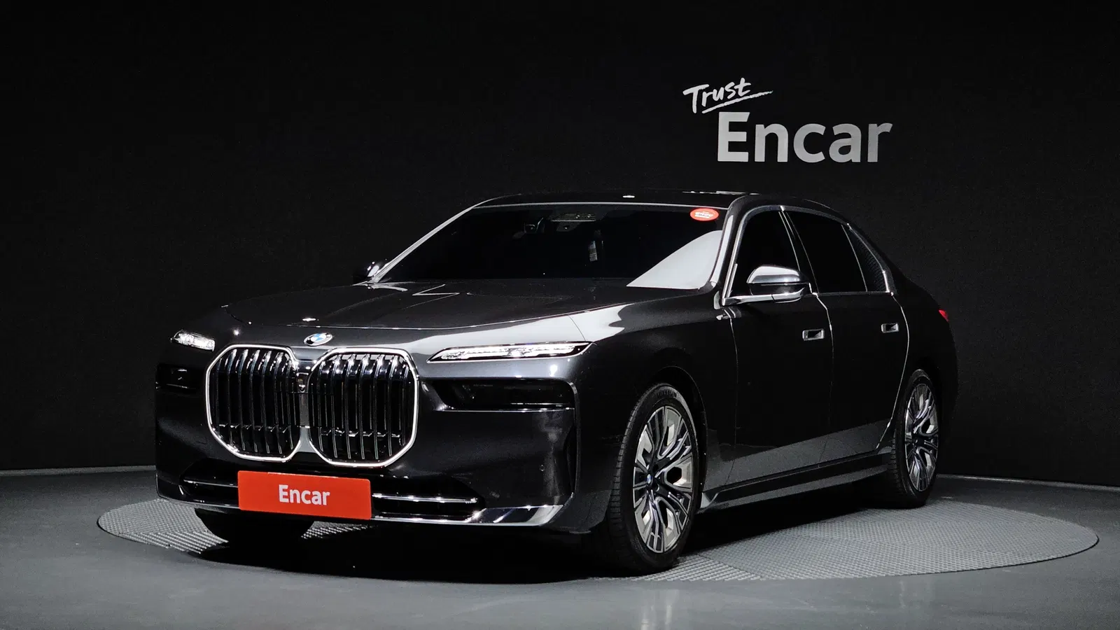 BMW Série 7 (G70) 740i sDrive Design Pure Excellence 2023 — photo 1 sur 38