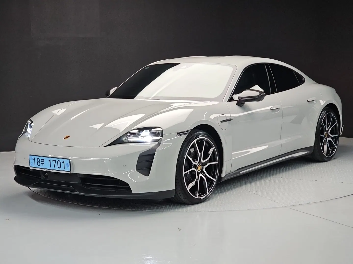 Porsche Taycan Base 2023 — photo 1 sur 26