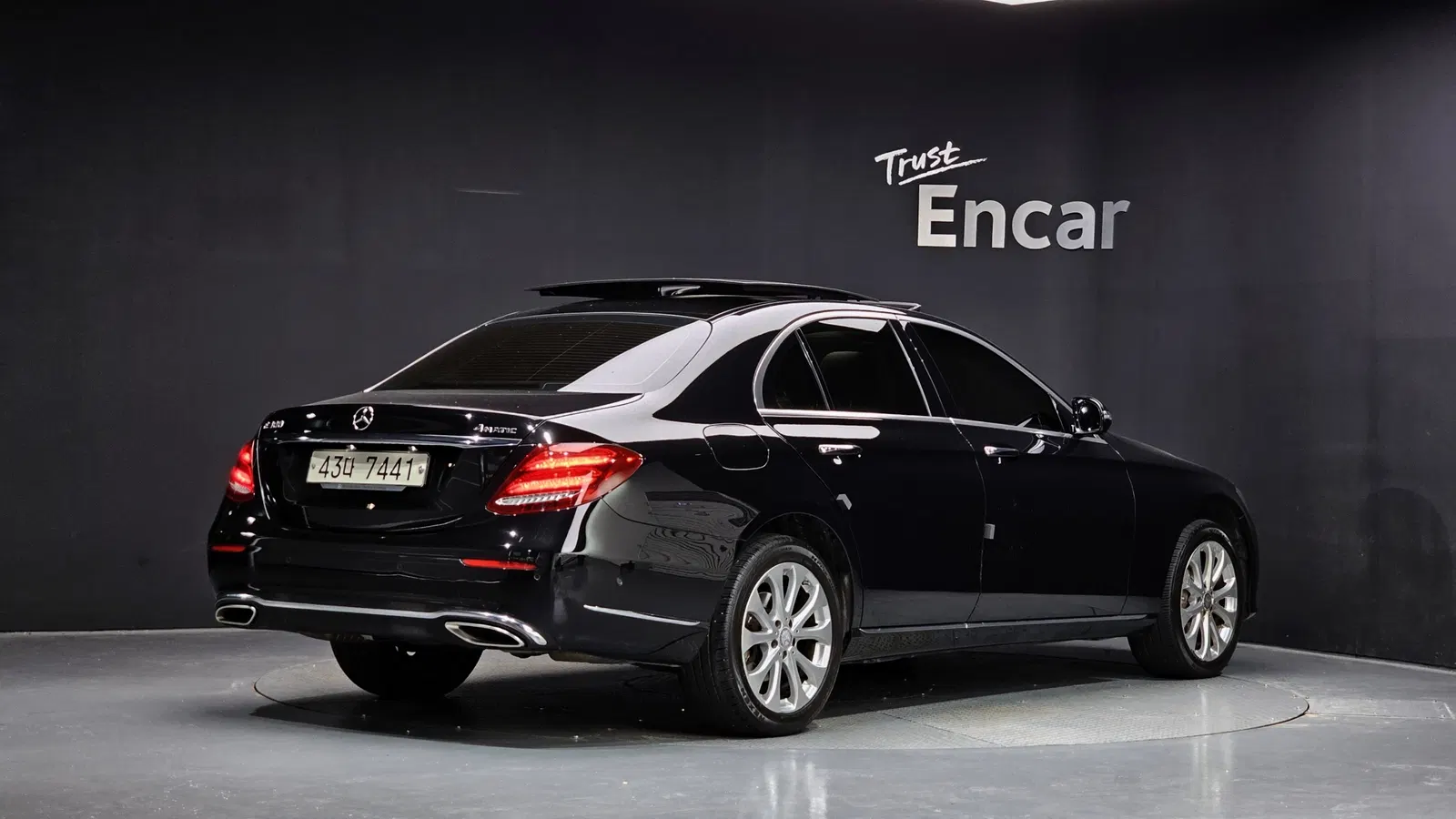 Mercedes-Benz Classe E E300 4MATIC Exclusive (W213) 2017 — photo 1 sur 30