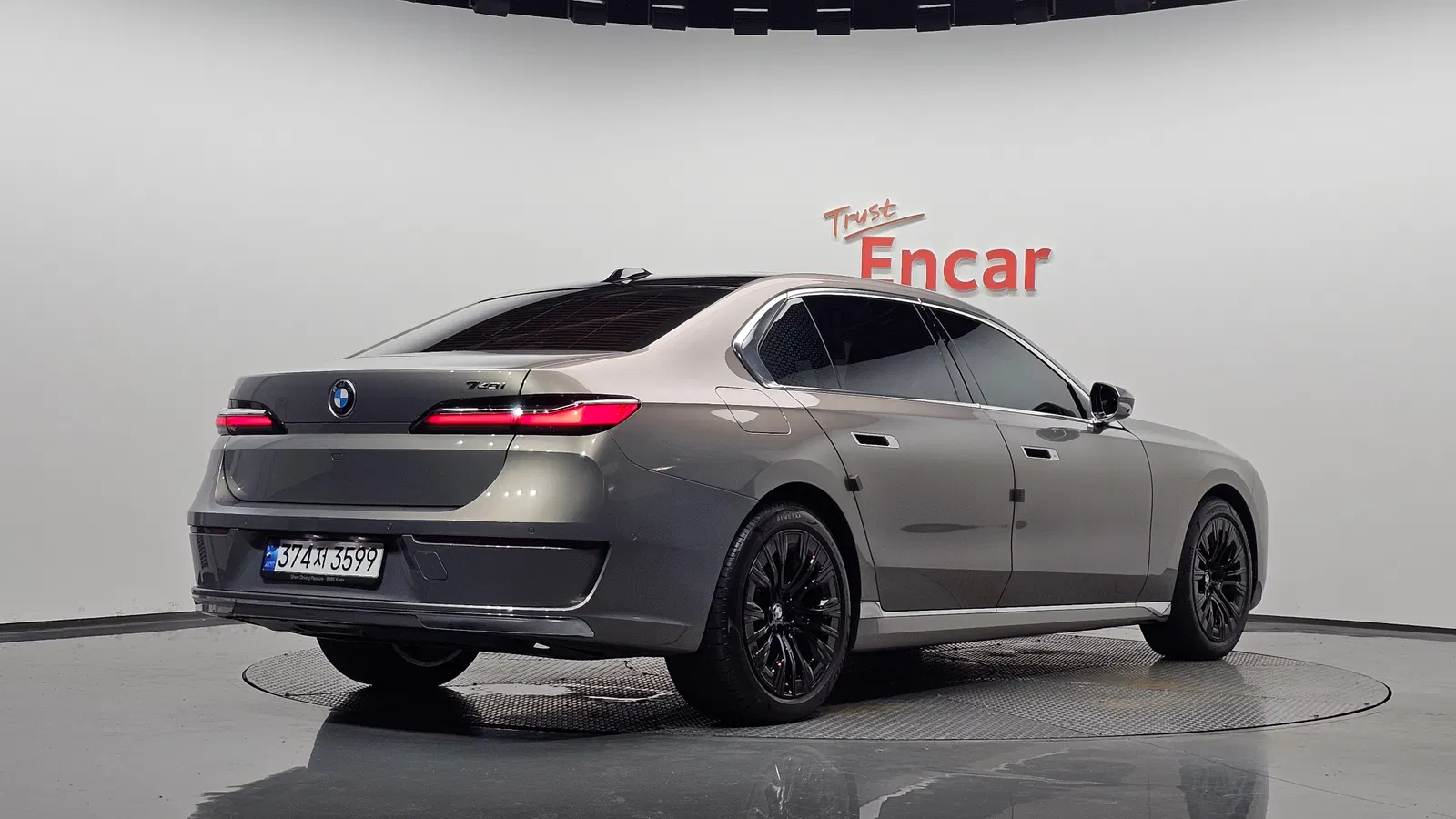 BMW Série 7 (G70) 740i sDrive Design Pure Excellence 2023 — photo 1 sur 41
