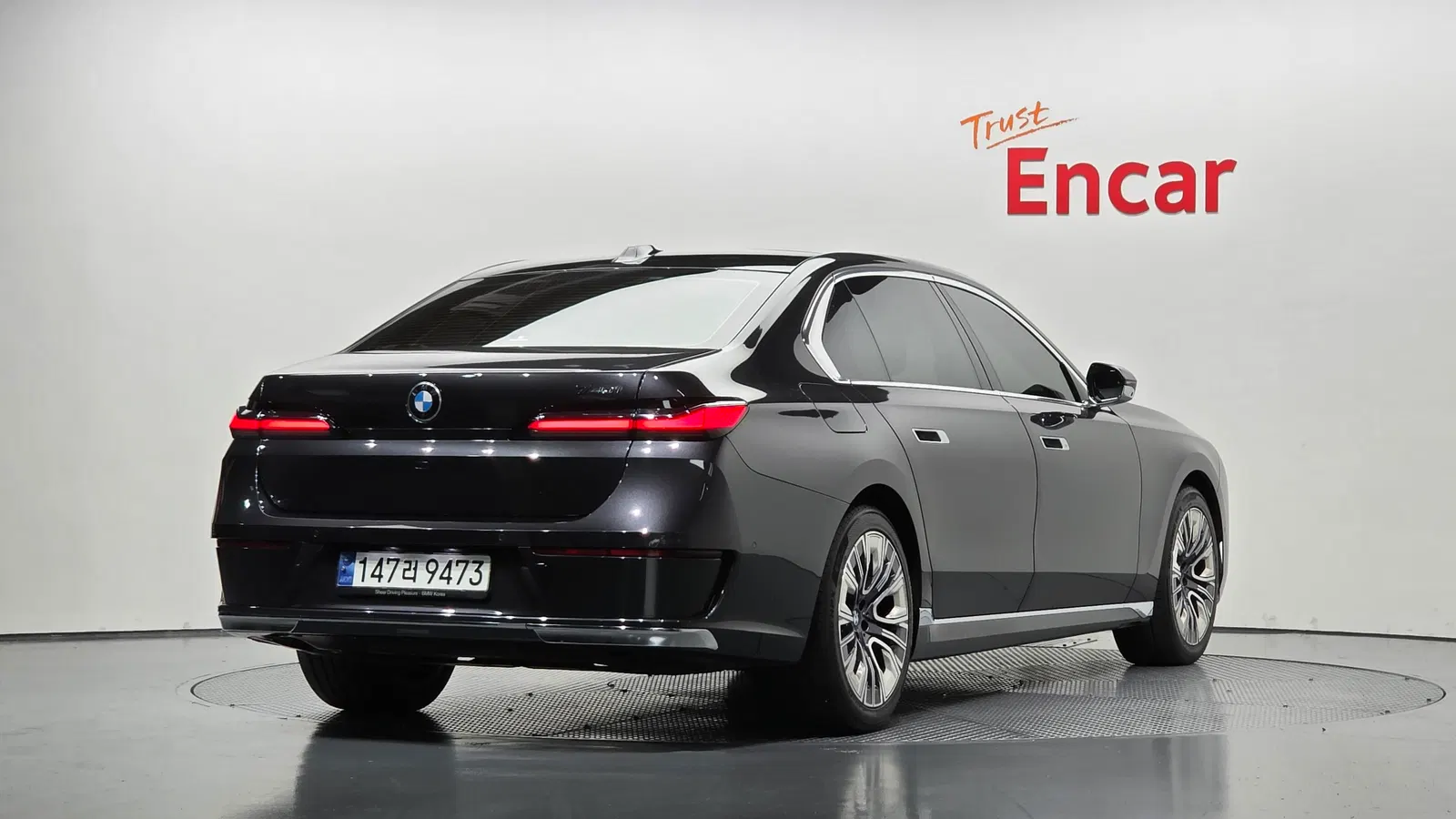 BMW Série 7 (G70) 740i sDrive Design Pure Excellence 2023 — photo 1 sur 38