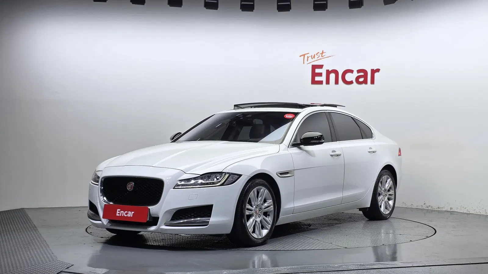 Jaguar XF (X260) 20d Portfolio 2017 — photo 1 sur 26