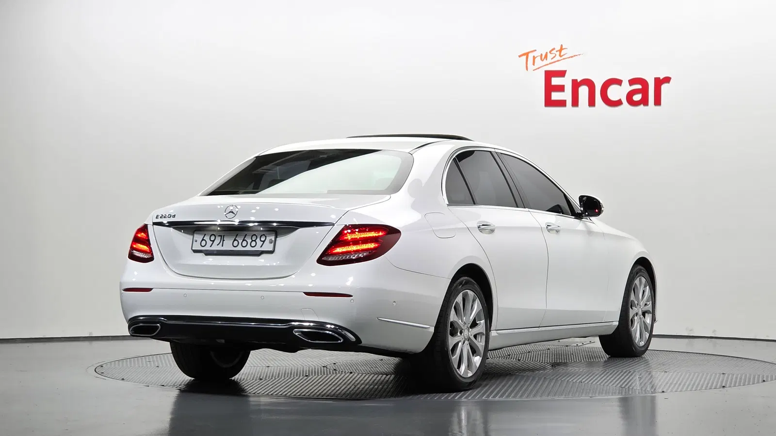 Mercedes-Benz Classe E E220d Exclusive (W213) 2017 — photo 1 sur 32