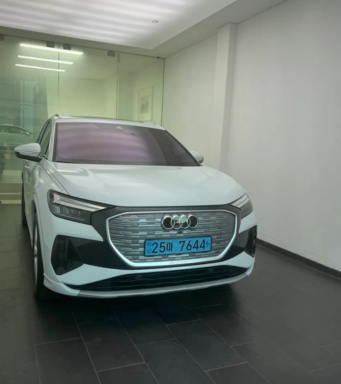 Audi Q4 e-tron (F4) 40 2022 — photo 1 sur 10