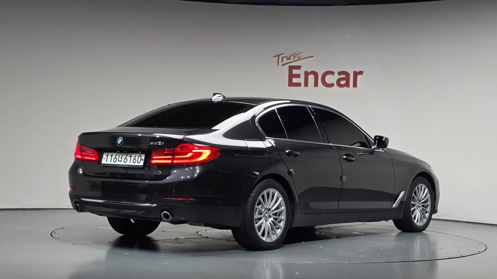 BMW Série 5 (G30) 520i Luxury 2020 — photo 1 sur 37