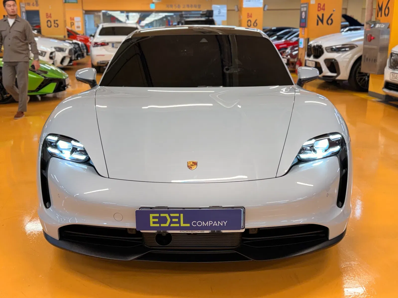 Porsche Taycan 4S 2021 — photo 1 sur 26
