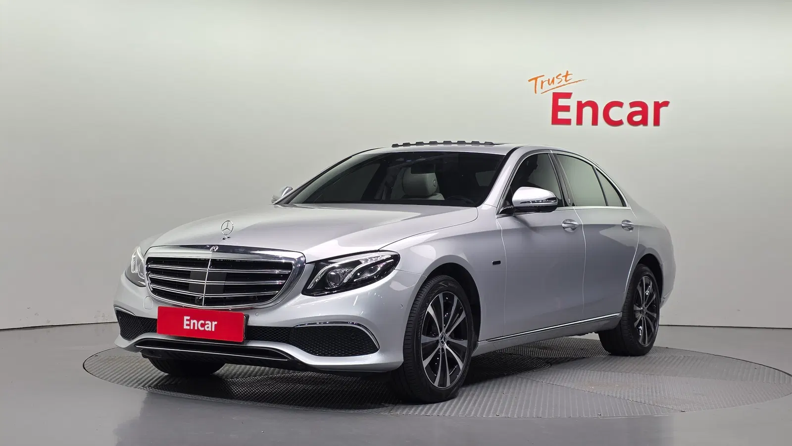 Mercedes-Benz Classe E E300e 4MATIC Exclusive (W213) 2020 — photo 1 sur 20