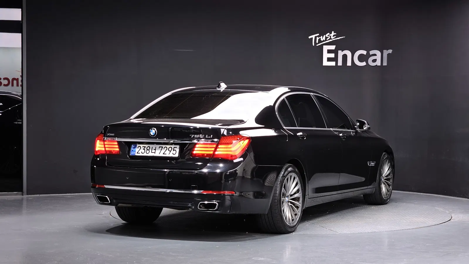 BMW Série 7 (F01) 750Li xDrive 2014 — photo 1 sur 36