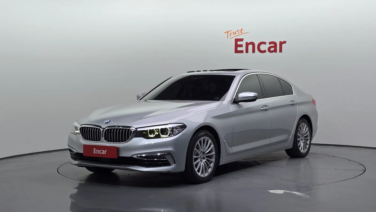 BMW Série 5 (G30) 520i Luxury 2019 — photo 1 sur 20