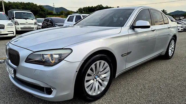 BMW Série 7 (F01) 740i 2010 — photo 1 sur 26