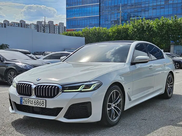 BMW Série 5 (G30) 523d M Sport 2021 — photo 1 sur 26