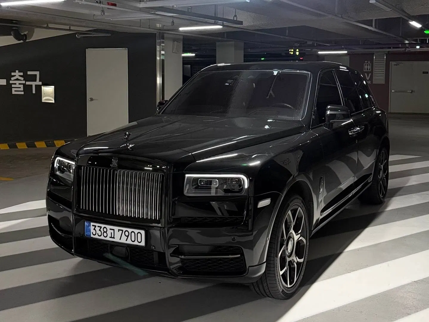 Rolls-Royce Cullinan 6.7 V12 Black Badge 2021 — photo 1 sur 15