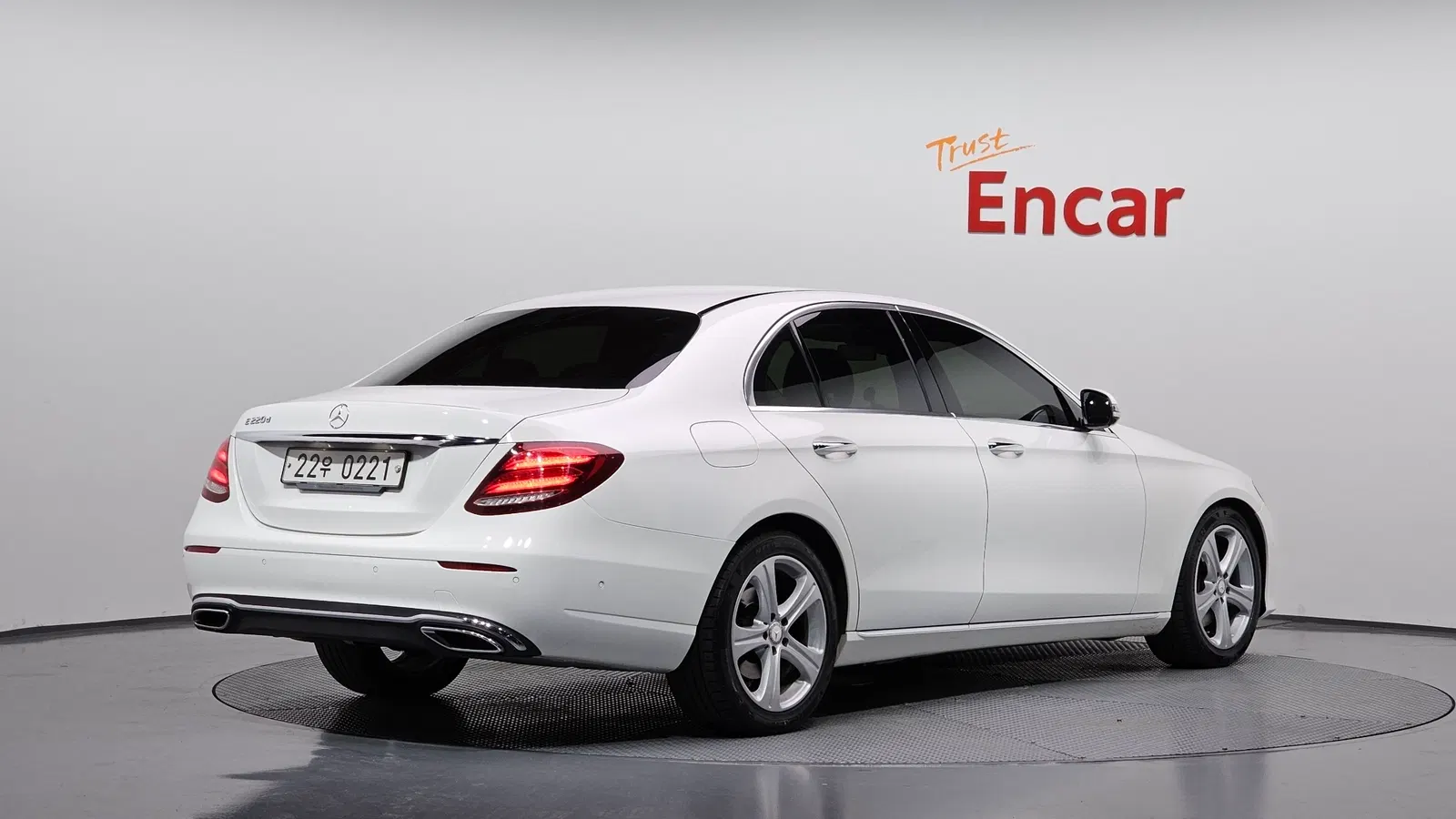 Mercedes-Benz Classe E E220d Avantgarde (W213) 2017 — photo 1 sur 36