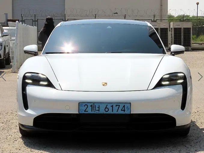 Porsche Taycan 4S 2021 — photo 1 sur 26