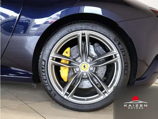 Ferrari Roma F1 DCT BLU AMERICA CARBONIO BLU 2022 — photo 1 sur 8