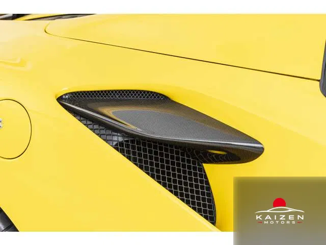 Ferrari F8 Spider F1 DCT Giallo Modena Rosso Ferrari 2022 — photo 1 sur 8