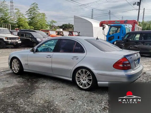 Mercedes-Benz Classe E E350 2005 — photo 1 sur 8