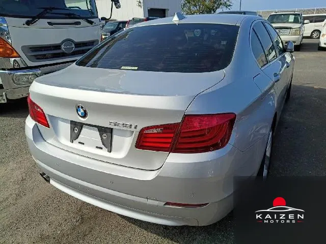 BMW 5 Series 2011 — photo 1 sur 2