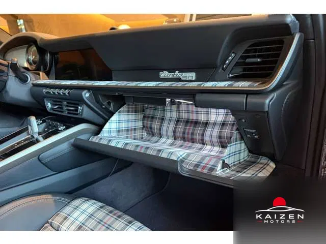 Porsche 911 Turbo PDK Heritage Design Pack 2025 — photo 1 sur 8
